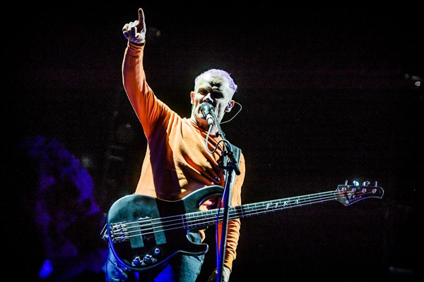 No principal show da noite, foi o baixista Flea quem comunicou-se mais enfaticamente com o público.