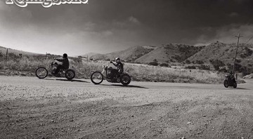 Caminho ao Paraíso
Motocicletas na Oak Canyon Road, estrada que leva ao Born Free - Edu Mendes