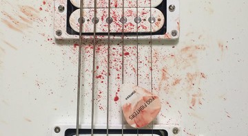 Guitarra do Foo Fighters após o primeiro ensaio da banda para o show de retorno, no México.  - Reprodução / Facebook