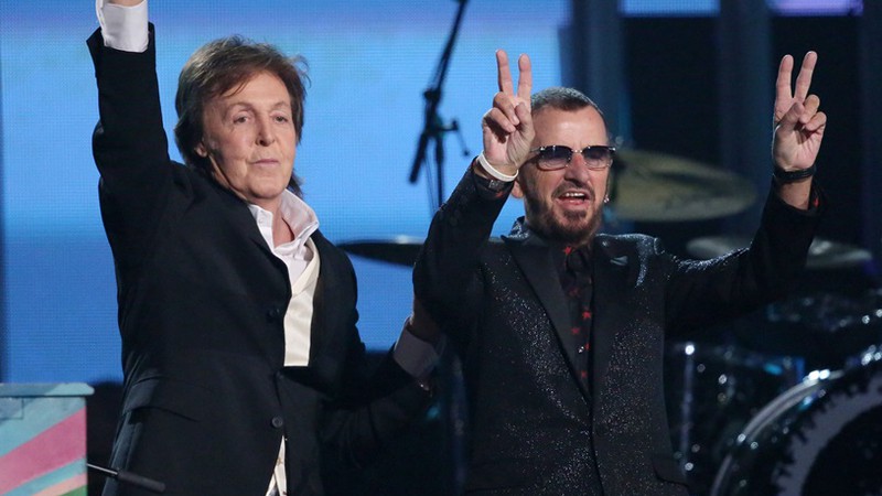 Paul McCartney e Ringo Starr se encontraram no palco do Grammy e foram lembrados os 50 anos desde a primeira vez que os Beatles se apresentaram na televisão norte-americana