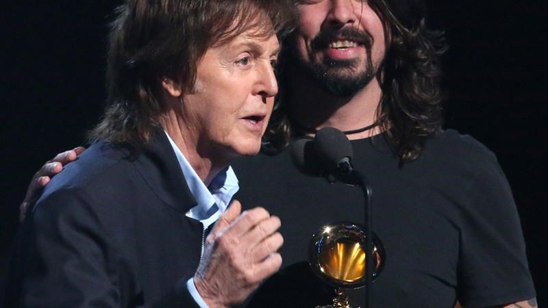 Paul McCartney também subiu ao palco para receber prêmio de Melhor Música de Rock por "Cut Me Some Slack", parceria com Dave Grohl, Krist Novoselic e Pat Smear, do Nirvana.