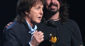 Paul McCartney também subiu ao palco para receber prêmio de Melhor Música de Rock por "Cut Me Some Slack", parceria com Dave Grohl, Krist Novoselic e Pat Smear, do Nirvana. - Matt Sayles / AP