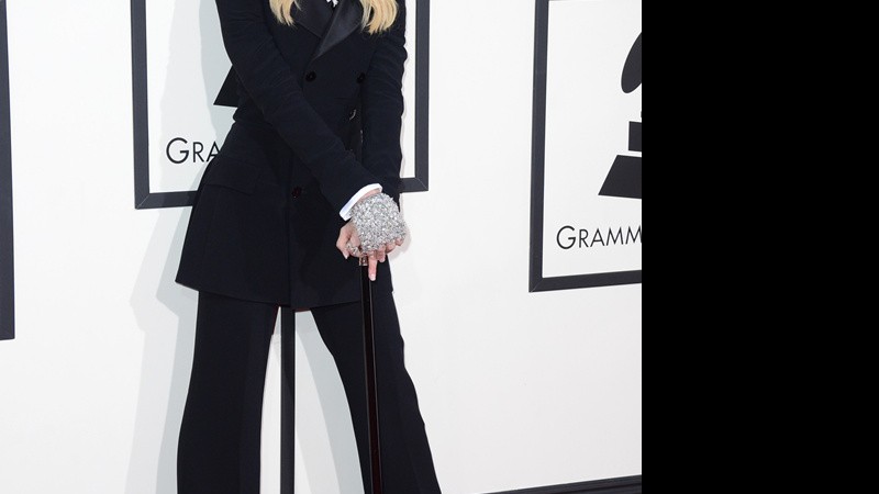 Madonna investiu no visual masculino usando um smoking Ralph Lauren, camisa branca, calça de lã e uma bengala (ela sofreu uma lesão dançando)