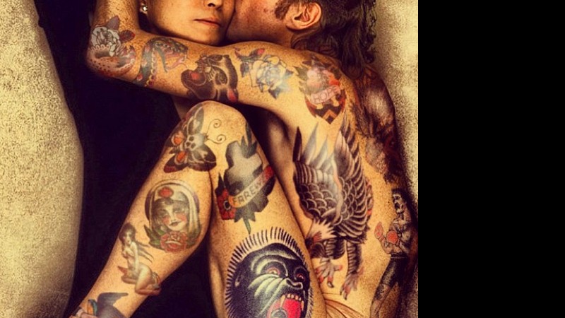 Será que Yoko Ono também esconde algumas tatuagens por baixo da manga comprida?