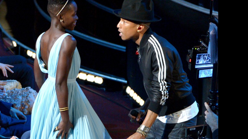 Pharrell Williams dançando com Lupita Nyong'o durante a performance dele de "Happy"