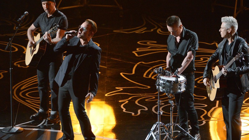 O U2 apresentou a canção "Ordinary Love"