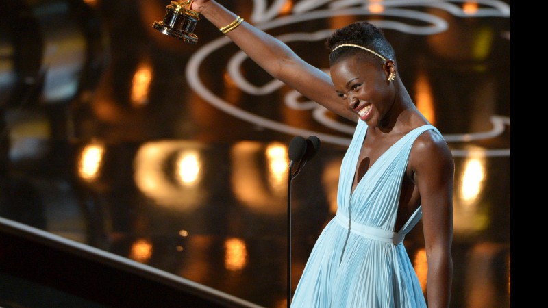 Lupita Nyong'o se emocionou no discurso de agradecimento por ter sido eleita a Melhor Atriz Coadjuvante (12 Anos de Escravidão)