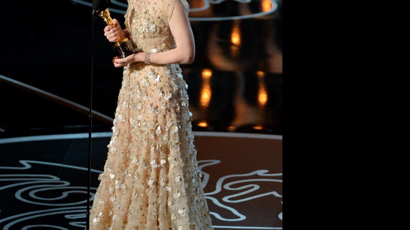 A atriz Cate Blanchett foi premiada pelo papel de Blue Jasmine e agradeceu o diretor Woody Allen passando longe das polêmicas que o cercam, ultimamente