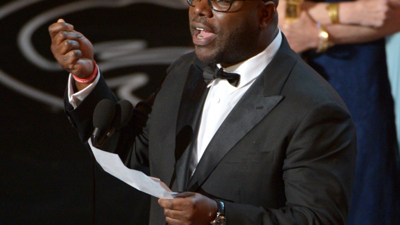 Steve McQueen agradecendo a Academia pelo Oscar de Melhor Filme para 12 Anos de Escravidão