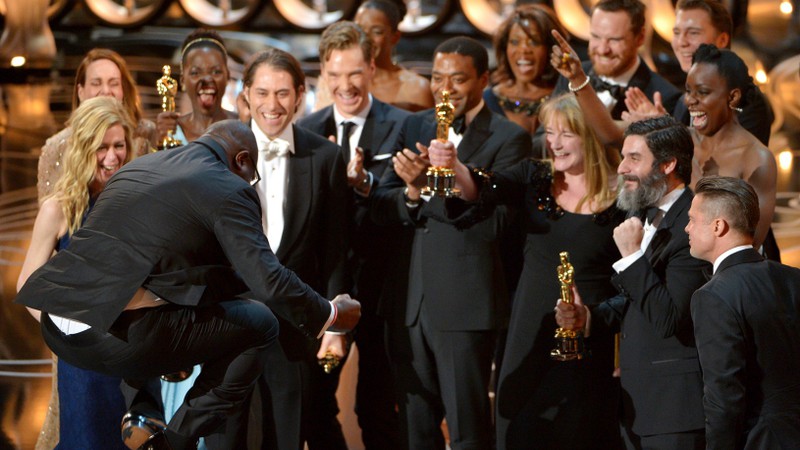 Steve McQueen comemora o Oscar de Melhor Filme junto ao elenco e equipe de 12 Anos de Escravidão