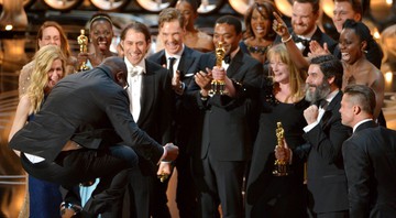 Steve McQueen comemora o Oscar de Melhor Filme junto ao elenco e equipe de <i>12 Anos de Escravidão</i> - John Shearer/AP