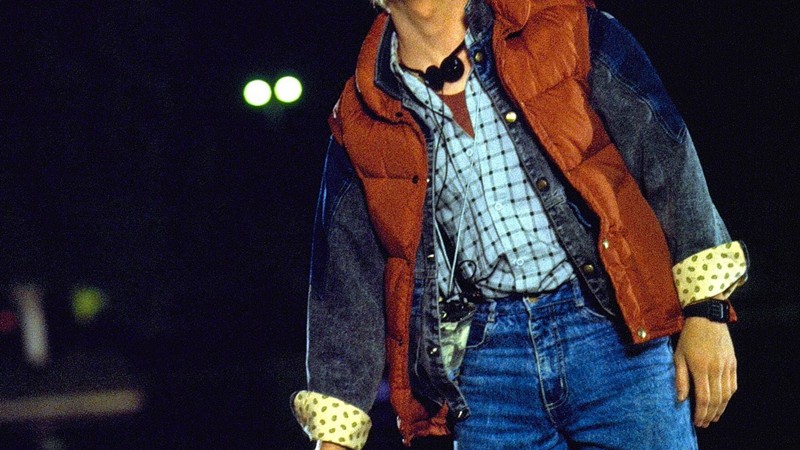 O "colete salva-vidas" de Marty McFly em De Volta Para o Futuro: O figurino de Marty foi e voltou 30 anos no tempo. Quem sabe ele não retorna nos dias de hoje como um visual hipster?
