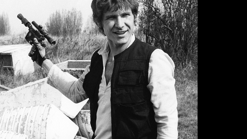 Harrison Ford já com as roupas de Han Solo. 