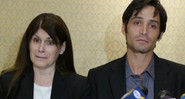 Bonnie Mound e seu filho, Michael Egan, na conferência de acusação de três executivos de Hollywood por estupro. - Reprodução/Vídeo