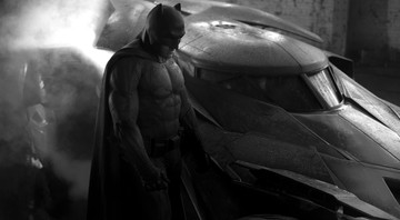 Ben Affleck como Batman ao lado do batmóvel - Reprodução / Twitter