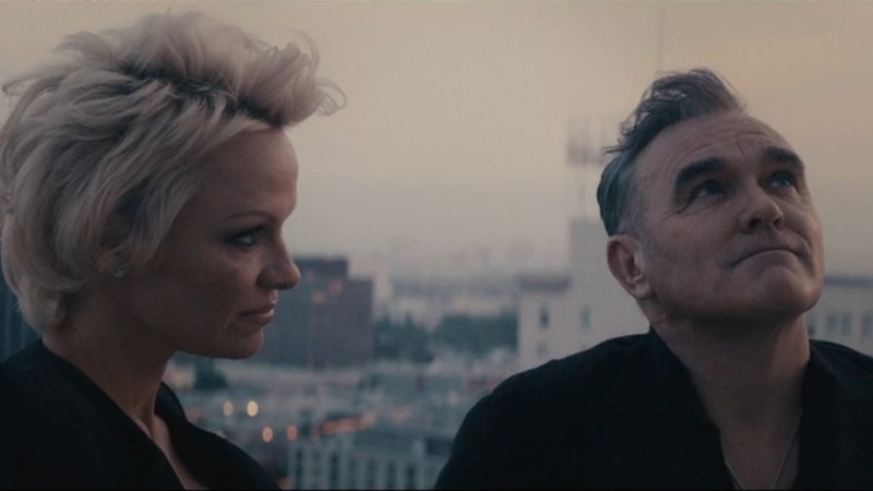 Morrissey e Pamela Anderson - “Earth Is The Loneliest Planet”