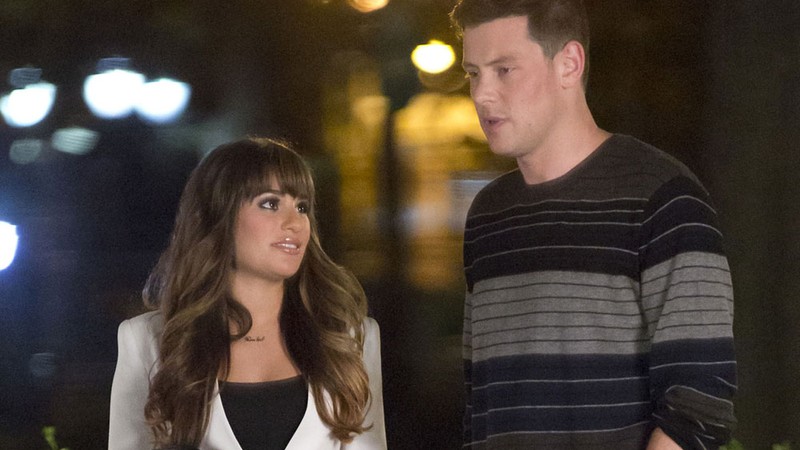 O relacionamento de Lea Michele e Cory Monteith - que começou com o namoro de Rachel e Finn, em Glee - terminou de maneira trágica. O ator morreu de overdose de heroína em 2013. 