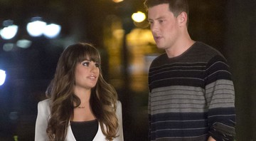 O relacionamento de Lea Michele e Cory Monteith - que começou com o namoro de Rachel e Finn, em Glee - terminou de maneira trágica. O ator morreu de overdose de heroína em 2013.  - Reprodução