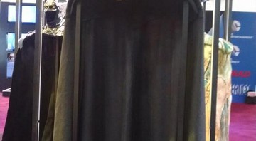 Capa e capuz do Batman que serão usados por Ben Affleck.   - Reprodução / Twitter 