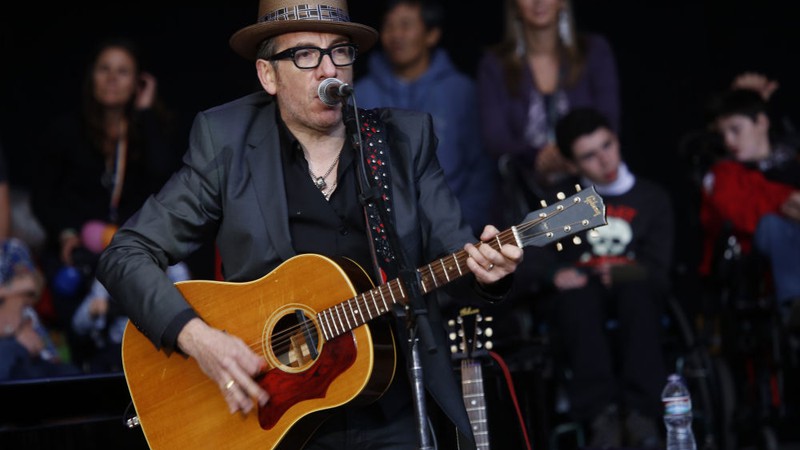 Elvis Costello se apresenta na Califórnia, em 2013. 
