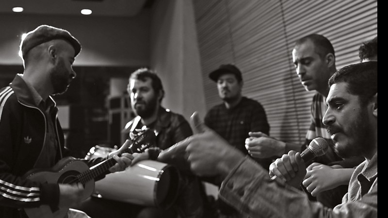 Unidos (Da esq. para a dir.) Rodrigo Campos, Kiko Dinucci, Daniel Ganjaman, Marcelo Cabral e Criolo
nas sessões para o novo disco.