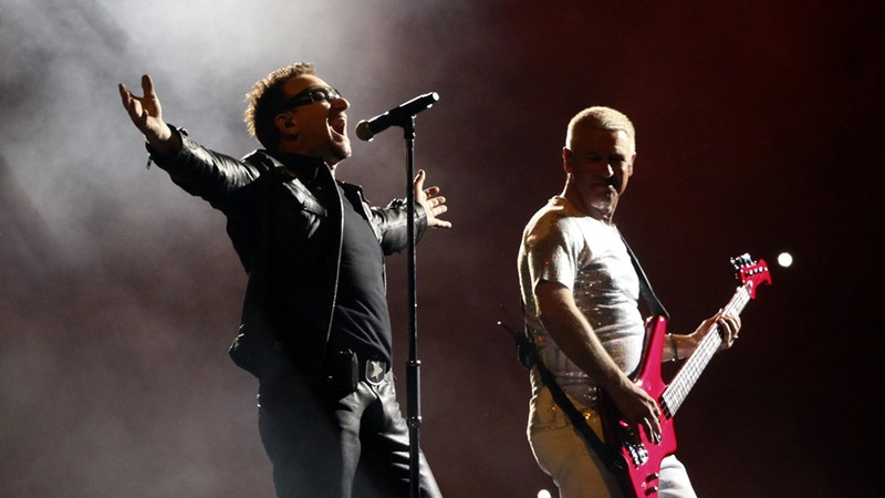 Bono e Adam Clayton durante a turnê 360º, no Estádio Azteca, na Cidade do México. 