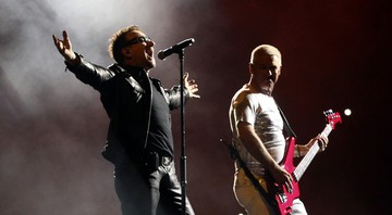 Bono e Adam Clayton durante a turnê 360º, no Estádio Azteca, na Cidade do México.  - Alexandre Meneghini/AP