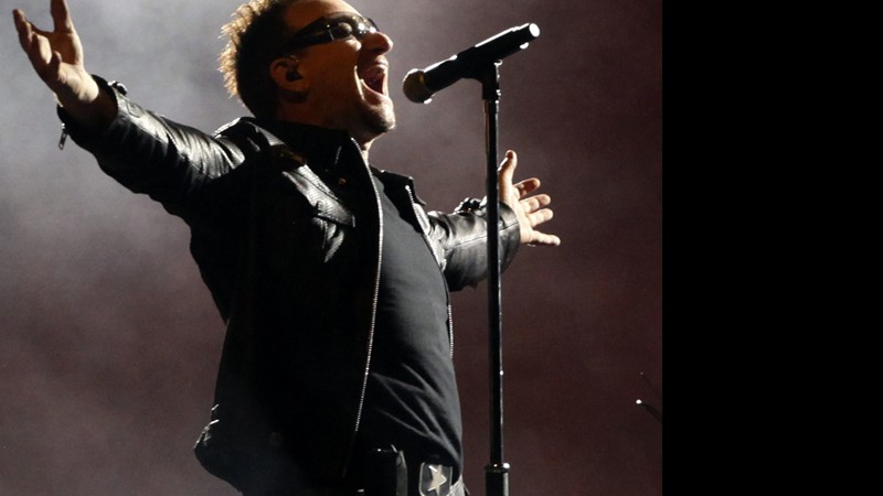 Bono durante a turnê 360º, no Estádio Azteca, na Cidade do México. 