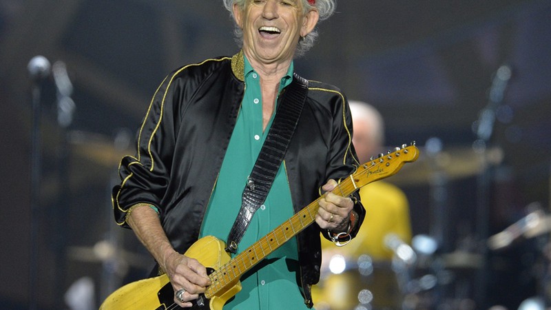O guitarrista Keith Richards em ação ao lado dos Rolling Stones, em Estocolmo, na Suécia. 