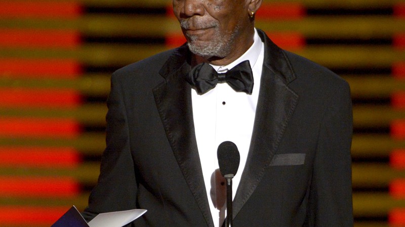 Morgan Freeman entrega prêmio no Emmy de 2014. 