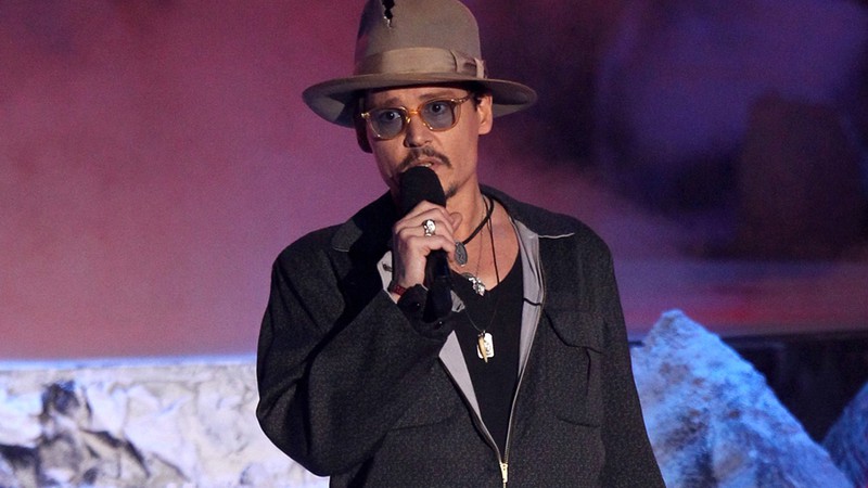 Johnny Depp entrega o prêmio de Filme do Ano no MTV Movie Awards, em abril de 2014. 