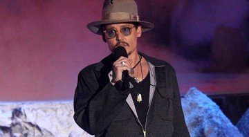 Johnny Depp entrega o prêmio de Filme do Ano no MTV Movie Awards, em abril de 2014.  - Matt Sayles/AP