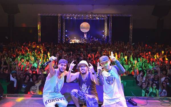 Grupo de rap Faroeste após show no Festival Vaca Amarela 2014 