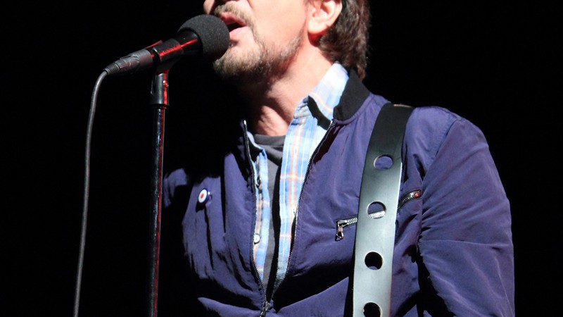Eddie Vedder se apresenta com o Pearl Jam na Baltimore Arena, nos Estados Unidos, em outubro de 2013. 