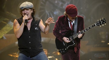 Brian Johnson (à dir.) e Angus Young, do AC/DC, se apresentam no Madison Square Garden, em Nova York em, 2008 (Foto: Jeff Zelevansky/AP)
