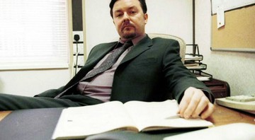 Ricky Gervais interpreta David Brent em The Office - Reprodução