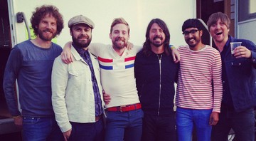 Os integrantes do Kaiser Chiefs junto a Dave Grohl, do Foo Fighters - Reprodução/Facebook