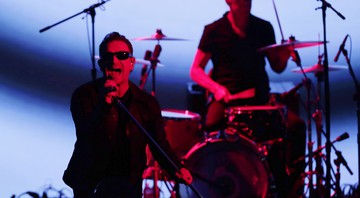 Bono (esquerda) Larry Mullen Jr. durante a apresentação realizada no evento da Apple que marcou o lançamento do novo disco do U2, em setembro de 2014. 
 - Marcio Jose Sanchez/AP