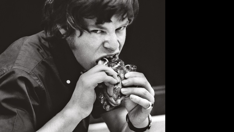 “Mick Jagger deu um tempo durante as gravações e atacou um hambúrguer. Isso foi em 1965, nos estúdios da RCA, em Hollywood, onde os Stones registravam a clássica “(I Can’t Get No) Satisfaction.”