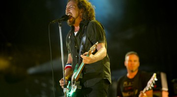 Pearl Jam, liderado por Eddie Vedder, se apresenta no festival Made In America, na Filadélfia, em 2012 - Drew Gurian/AP