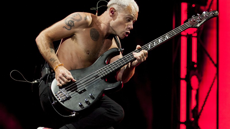 Flea, baixista do Red Hot Chili Peppers, em ação durante o Isle of Wight Festival, no Newport. 