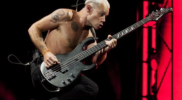 Flea, baixista do Red Hot Chili Peppers, em ação durante o Isle of Wight Festival, no Newport.  - John Phillips/AP 