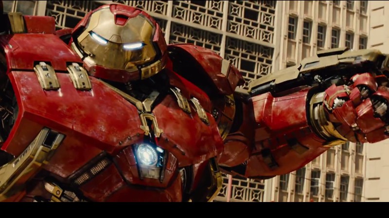 Homem de Ferro usando a armadura especialmente criada para enfrentar o Hulk em cena do teaser de Vingadores: Era de Ultron