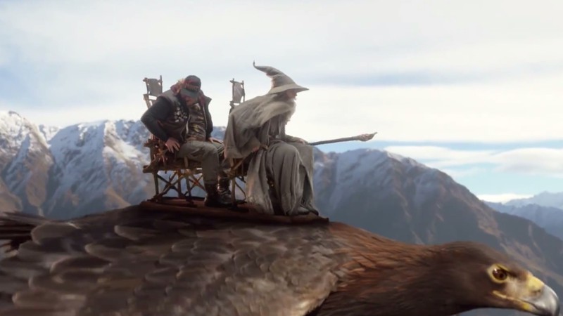 Cena do vídeo de bordo da companhia aérea Air New Zealand com personagens de O Senhor dos Anéis e O Hobbit