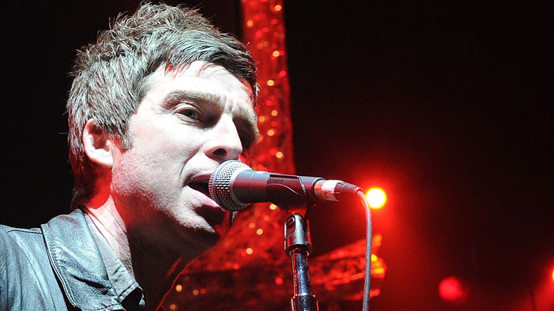 Noel Gallagher se apresenta com a High Flying Birds em um festival natalino criado pela rádio KROQ, em Los Angeles, em 2011. 