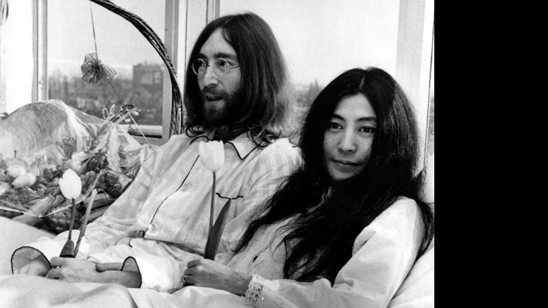 John Lennon e a esposa Yoko Ono, em protesto contra a Guerra do Vietnã, em um hotel de Amsterdam, na Holanda, em março de 1969. 
