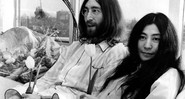 John Lennon e a esposa Yoko Ono, em protesto contra a Guerra do Vietnã, em um hotel de Amsterdam, na Holanda, em março de 1969. 
 - AP
