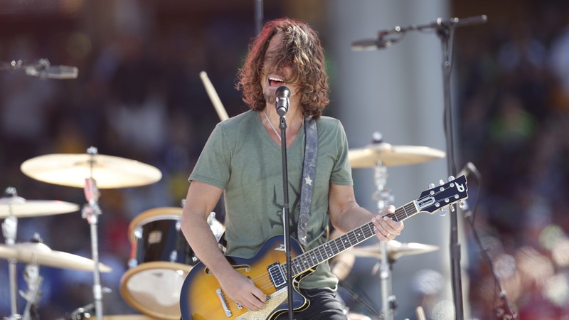Chris Cornell se apresenta com o Soundgarden em um evento que marcou o início da temporada de futebol americano da NFL, em Seattle, nos Estados Unidos, em setembro de 2014. 