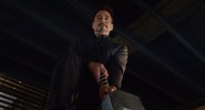 Tony Stark (Robert Downey Jr.) tenta levantar o martelo de Thor, sem sucesso, em cena do trailer estendido de <i>Vingadores: Era de Ultron</i> - Reprodução / Vídeo