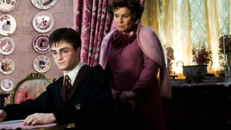 Harry Potter (Daniel Redcliffe) sofreu nas mãos de Dolores Umbridge (Imelda Staunton). 

